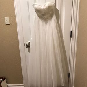 Wedding dress it’s brand new